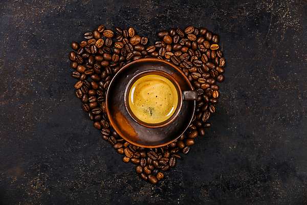 포토 JPG 해외이미지 검은배경 실내 사람없음 하이앵글 원두 하트 커피잔 에스프레소 해외202004 해외포토 모양 커피 뷰포인트 백그라운드 잔 내부 검은색 파일형식
