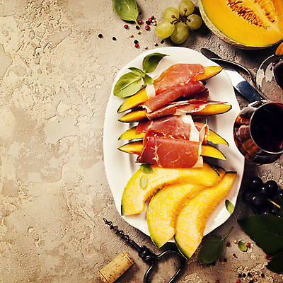 포토 JPG 해외이미지 접시 포도 실내 사람없음 와인 나이프 멜론 청포도 햄 코르크 바질 와인오프너 슬라이스햄 통후추 베이지색배경 카피스페이스 해외202004 해외포토 식기 백그라운드 과일 주류 육류 내부 공백 칼 후추 병따개 베이지색 파일형식