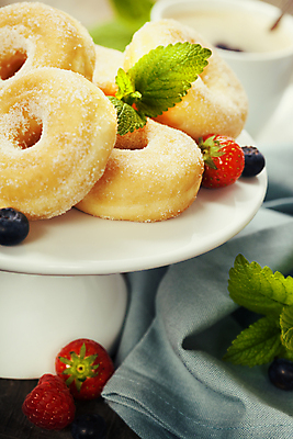 포토 JPG 해외이미지 딸기 디저트 실내 사람없음 식탁보 도넛 달콤 민트 받침대 블루베리 해외202004 해외포토 음식 과일 내부 맛 허브 파일형식