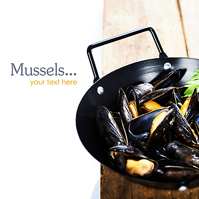 포토 JPG 해외이미지 사람없음 냄비 흰배경 담기 홍합 나무도마 해외202004 해외포토 백그라운드 모션 어패류 도마 목재 흰색 솥 파일형식