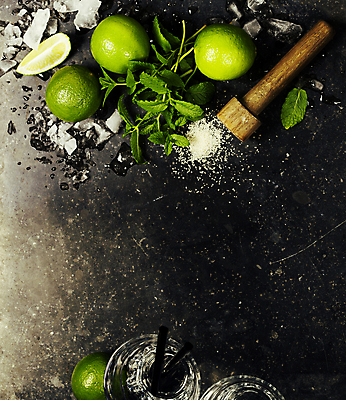 포토 JPG 해외이미지 검은배경 프레임 빨대 사람없음 하이앵글 얼음 설탕 민트 칵테일잔 라임 모히토 카피스페이스 해외202004 해외포토 자연요소 뷰포인트 백그라운드 술잔 과일 검은색 공백 칵테일 허브 파일형식