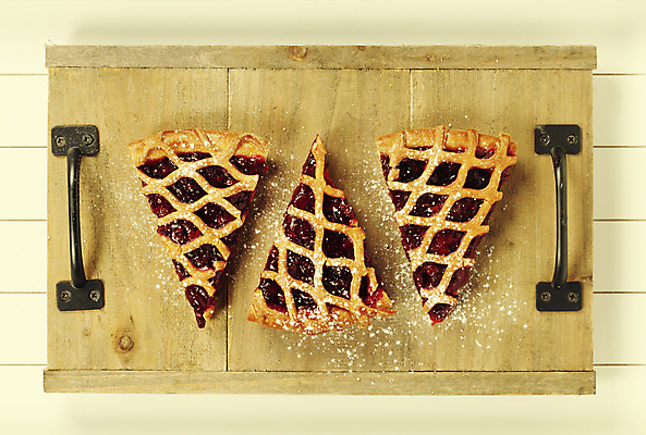 포토 JPG 해외이미지 디저트 실내 사람없음 하이앵글 달콤 과일파이 나무도마 슈가파우더 해외202004 해외포토 음식 뷰포인트 도마 내부 목재 맛 파이_빵 파일형식