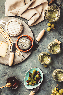 포토 JPG 해외이미지 그릇 빵 회색배경 유리병 치즈 사람없음 하이앵글 올리브오일 올리브 꿀 나무도마 허니디퍼 해외202004 해외포토 식기 열매 음식 뷰포인트 백그라운드 병_용기 유제품 도마 목재 회색 도구 기름_음식 파일형식
