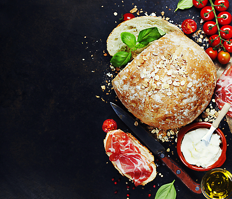 포토 JPG 해외이미지 빵 방울토마토 검은배경 실내 사람없음 칼 이탈리아음식 애피타이저 올리브오일 햄 슬라이스 버터나이프 브루스케타 크림치즈 카피스페이스 해외202004 해외포토 음식 백그라운드 토마토 치즈 서양음식 육류 내부 검은색 공백 나이프 기름_음식 파일형식