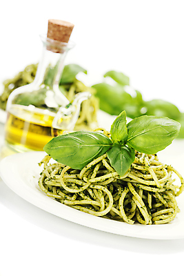 포토 JPG 해외이미지 접시 유리병 파스타 실내 사람없음 아웃포커스 올리브오일 흰배경 바질 페스토 해외202004 해외포토 식기 백그라운드 병_용기 서양음식 촬영기법 내부 흰색 소스_음식 기름_음식 파일형식