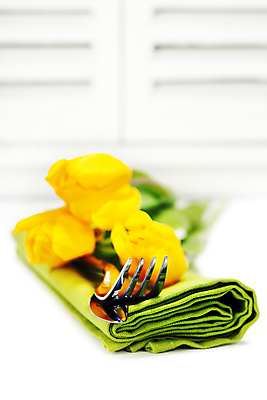 포토 JPG 해외이미지 포크 실내 사람없음 튤립 나이프 천 흰배경 해외202004 해외포토 식기 꽃 백그라운드 내부 흰색 직물 칼 파일형식