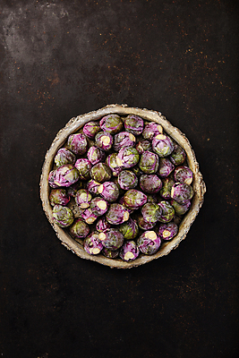 포토 JPG 해외이미지 검은배경 실내 사람없음 하이앵글 나무그릇 방울양배추 해외202004 해외포토 그릇 뷰포인트 백그라운드 내부 목재 검은색 양배추 파일형식