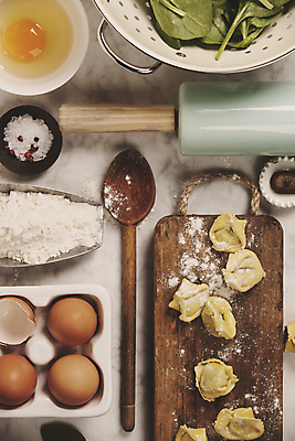 포토 JPG 해외이미지 식재료 실내 사람없음 계란 채망 준비 흰배경 밀가루 소금 시금치 계란판 나무도마 나무주걱 날계란 반죽밀대 토르텔리니 해외202004 해외포토 백그라운드 채소 주방용품 도마 파스타 내부 목재 알 흰색 가루 주걱 밀대 파일형식