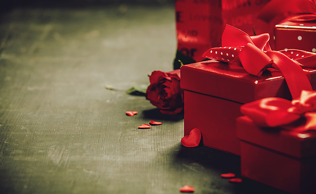 포토 JPG 해외이미지 리본 실내 발렌타인데이 사랑 사람없음 선물상자 장미 오브젝트 나무바닥 해외202004 해외포토 꽃 감정 데이이벤트 바닥 선물 내부 상자 파일형식