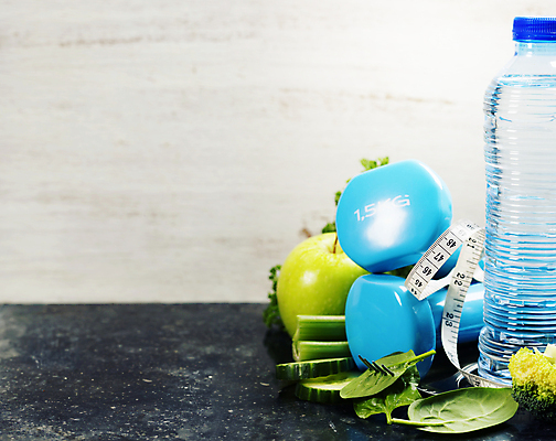 포토 JPG 해외이미지 포크 잎 다이어트 오이 줄자 사람없음 아령 사과 브로콜리 물병 오브젝트 흰배경 샐러리 해외202004 해외포토 식물 식기 백그라운드 채소 과일 자 건강 흰색 물통 파일형식