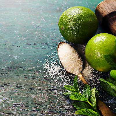 포토 JPG 해외이미지 사람없음 숟가락 설탕 민트 파란배경 라임 모히토 카피스페이스 해외202004 해외포토 백그라운드 과일 수저 파란색 공백 칵테일 허브 파일형식