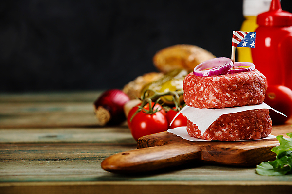 포토 JPG 해외이미지 토마토 실내 사람없음 장식 쌓기 햄버거 성조기 케첩 머스터드 꽂음 패티 나무도마 나무탁자 적양파 카피스페이스 해외202004 해외포토 채소 모션 탁자 양파 도마 패스트푸드 내부 목재 공백 소스_음식 국기 파일형식