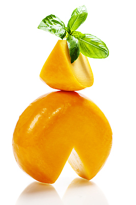 포토 JPG 해외이미지 유제품 실내 사람없음 흰배경 바질 고다치즈 해외202004 해외포토 백그라운드 치즈 내부 흰색 파일형식