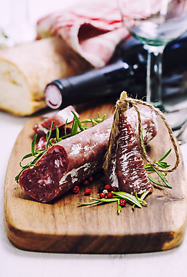 포토 JPG 해외이미지 와인잔 단면 실내 사람없음 아웃포커스 와인병 흰배경 노끈 로즈메리 나무도마 살라미 해외202004 해외포토 줄 백그라운드 술잔 병_용기 도마 촬영기법 내부 목재 와인 흰색 허브 파일형식