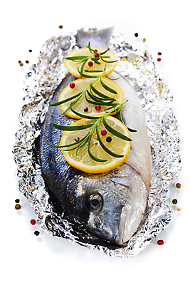 포토 JPG 해외이미지 식재료 실내 어류 사람없음 레몬 은박지 해산물 흰배경 후추 로즈메리 황새치 해외202004 해외포토 백그라운드 과일 내부 수중동물 흰색 허브 향신료 파일형식 새치