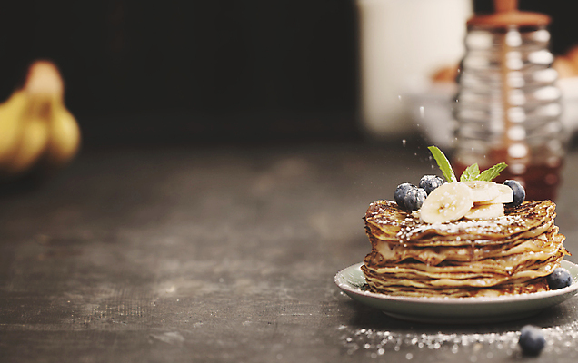 포토 JPG 해외이미지 접시 바나나 실내 사람없음 아웃포커스 달콤 뿌리기 민트 블루베리 슬라이스 슈가파우더 크레이프 카피스페이스 해외202004 해외포토 식기 과일 모션 디저트 촬영기법 내부 공백 맛 허브 파일형식