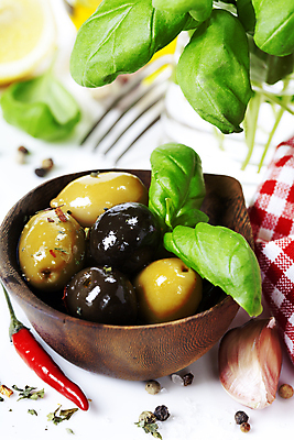 포토 JPG 해외이미지 포크 고추 마늘 사람없음 올리브오일 흰배경 올리브 후추 바질 나무그릇 해외202004 해외포토 그릇 식기 열매 백그라운드 채소 목재 흰색 기름_음식 향신료 파일형식