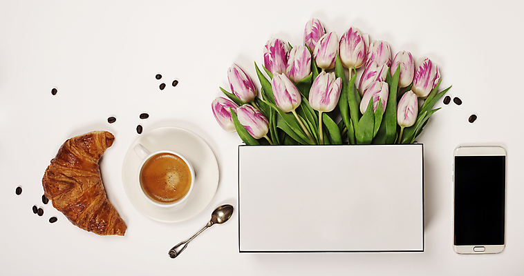 포토 JPG 해외이미지 커피 디저트 실내 사람없음 스마트폰 쇼핑백 원두 커피잔 티스푼 크루아상 컵받침 흰배경 해외202004 해외포토 음료 음식 빵 백그라운드 가방 잔 내부 핸드폰 스마트기기 숟가락 흰색 받침대 파일형식