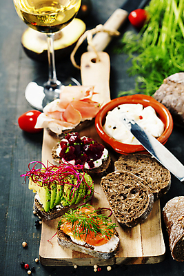 포토 JPG 해외이미지 그릇 빵 검은배경 실내 사람없음 나이프 이탈리아음식 애피타이저 화이트와인 햄 연어 아보카도 나무도마 브루스케타 비트 크림치즈 해외202004 해외포토 식기 음식 백그라운드 채소 과일 치즈 도마 서양음식 육류 어류 내부 목재 와인 검은색 칼 파일형식