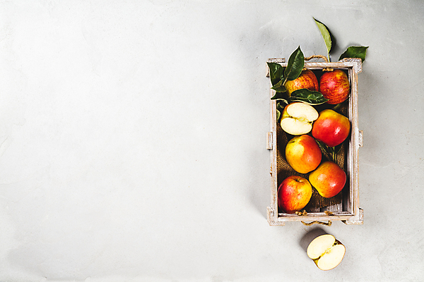 포토 JPG 해외이미지 실내 사람없음 하이앵글 신선 사과 나무상자 흰배경 담기 반쪽사과 사과반쪽 카피스페이스 해외202004 해외포토 뷰포인트 백그라운드 과일 모션 내부 상자 공백 흰색 파일형식