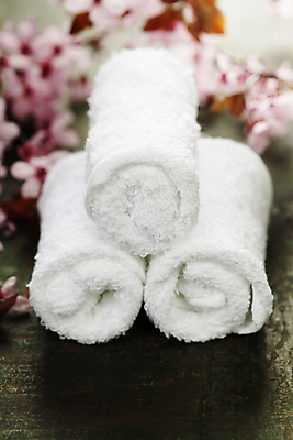 포토 JPG 해외이미지 실내 사람없음 아웃포커스 수건 쌓기 벚꽃 나무바닥 스파용품 아로마테라피 해외202004 해외포토 꽃 모션 바닥 촬영기법 내부 위생용품 스파 오브젝트 테라피 파일형식