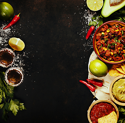 포토 JPG 해외이미지 식재료 검은배경 실내 사람없음 하이앵글 준비 홍고추 소금 라임 멕시코음식 아보카도 나초 타코 테킬라 과카몰리 살사소스 카피스페이스 해외202004 해외포토 음식 뷰포인트 백그라운드 과일 고추 주류 서양음식 내부 검은색 공백 소스_음식 파일형식