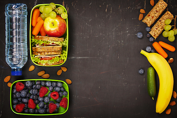 포토 JPG 해외이미지 포도 검은배경 프레임 샌드위치 사람없음 하이앵글 사과 생수 블루베리 도시락 산딸기 아몬드 점심식사 도시락통 미니당근 식단관리 해외202004 해외포토 음식 뷰포인트 백그라운드 과일 검은색 식사 당근 견과류 용기_그릇 물병 파일형식