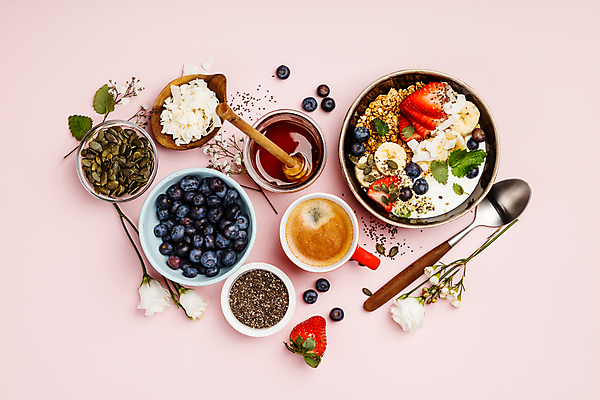 포토 JPG 해외이미지 그릇 꽃 커피 잎 딸기 유리병 곡류 바나나 실내 사람없음 하이앵글 숟가락 커피잔 시리얼 블루베리 꿀 요거트 나무그릇 허니디퍼 분홍색배경 그래놀라 해외202004 코코넛과육 해외포토 식물 식기 음료 음식 뷰포인트 분홍색 백그라운드 과일 병_용기 잔 유제품 수저 내부 목재 도구 코코넛 과육 파일형식