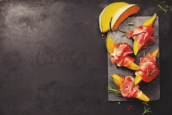 포토 JPG 해외이미지 검은배경 실내 사람없음 멜론 햄 로즈메리 돌판 슬라이스햄 통후추 카피스페이스 해외202004 해외포토 백그라운드 과일 육류 내부 검은색 공백 돌_바위 허브 후추 파일형식