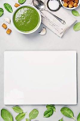 포토 JPG 해외이미지 그릇 프레임 도마 실내 마늘 사람없음 하이앵글 숟가락 수프 흰배경 시금치 야채수프 크루통 해외202004 해외포토 식기 빵 뷰포인트 백그라운드 채소 주방용품 수저 내부 흰색 파일형식