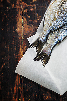 포토 JPG 해외이미지 실내 어류 사람없음 하이앵글 레몬 해산물 나무탁자 황새치 종이호일 해외202004 해외포토 뷰포인트 과일 탁자 내부 수중동물 파일형식 새치