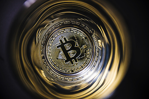 포토 JPG 해외이미지 검은배경 실내 사람없음 경제 하이앵글 디지털 동전 가상화폐 해외202004 해외202105 해외포토 뷰포인트 백그라운드 돈 내부 검은색 파일형식