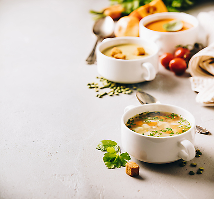 포토 JPG 해외이미지 그릇 실내 사람없음 아웃포커스 숟가락 수프 흰배경 야채수프 크루통 카피스페이스 해외202004 해외포토 식기 빵 백그라운드 촬영기법 수저 내부 공백 흰색 파일형식