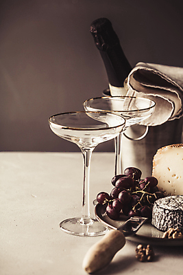 포토 JPG 해외이미지 접시 백그라운드 치즈 사람없음 와인 샴페인 카피스페이스 해외202004 해외포토 식기 유제품 주류 공백 파일형식