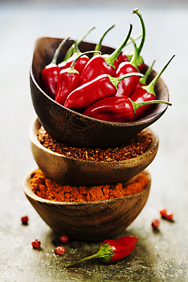 포토 JPG 해외이미지 식재료 사람없음 매움 나무바닥 홍고추 후추 고춧가루 나무그릇 후추가루 해외202004 해외포토 그릇 고추 바닥 목재 맛 가루 향신료 파일형식