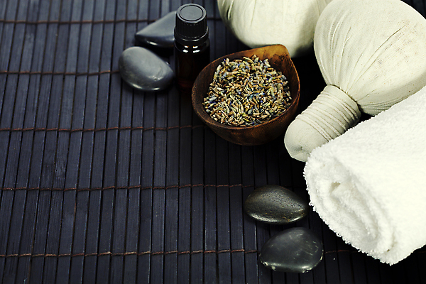 포토 JPG 해외이미지 검은배경 실내 사람없음 수건 아로마 아로마테라피 찻잎 스톤 허브볼 아로마오일 해외202004 해외포토 백그라운드 내부 차_음료 위생용품 검은색 오일_화장품 테라피 파일형식