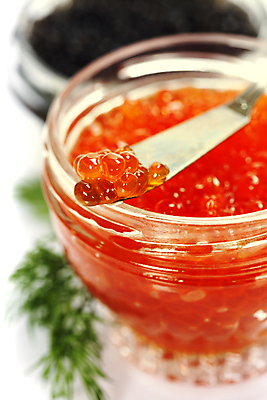 포토 JPG 해외이미지 식재료 유리병 실내 사람없음 아웃포커스 고급 흰배경 잼나이프 캐비아 해외202004 해외포토 백그라운드 컨셉 병_용기 촬영기법 내부 흰색 나이프 파일형식