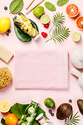 포토 JPG 해외이미지 채소 과일 오이 건강 사람없음 하이앵글 레몬 채식 라임 코코넛 다이어트음식 음료수병 저칼로리식단 플랫레이 분홍색배경 비건 해외202004 해외포토 뷰포인트 분홍색 백그라운드 다이어트 플랫 식단 저칼로리 채식주의자 병_담는 파일형식