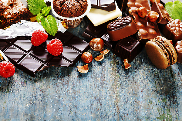 포토 JPG 해외이미지 실내 사람없음 초콜릿 달콤 컵케이크 민트 나무바닥 산딸기 마카롱 브라우니 초코맛 헤이즐넛 카피스페이스 해외202004 해외포토 과일 디저트 바닥 내부 케이크 공백 견과류 맛 허브 파일형식