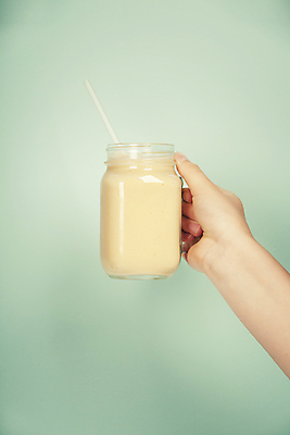 포토 JPG 해외이미지 손 건강 들기 신체부위 머그컵 잡기 채식 다이어트음식 스무디 저칼로리식단 해외202004 해외포토 음료 다이어트 모션 사람 컵 식단 저칼로리 파일형식