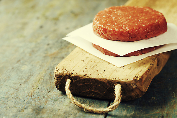 포토 JPG 해외이미지 실내 사람없음 쌓기 햄버거 패티 나무도마 나무탁자 종이호일 해외202004 해외포토 모션 탁자 도마 패스트푸드 내부 목재 파일형식