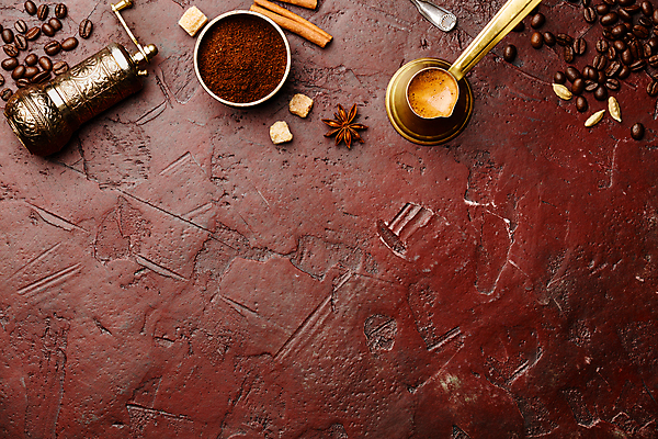 포토 JPG 해외이미지 그릇 커피 실내 사람없음 하이앵글 원두 커피포트 터키문화 그라인더 빨간배경 시나몬스틱 커피가루 카피스페이스 해외202004 팔각회향 튀르키예 해외포토 동양문화 식기 아시아 음료 뷰포인트 외국문화 백그라운드 주전자 내부 빨간색 공백 가루 향신료 시나몬 커피용품 파일형식