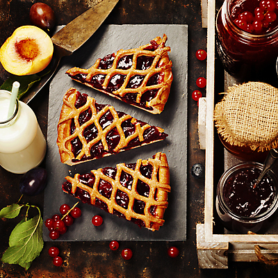 포토 JPG 해외이미지 조각 유리병 디저트 실내 사람없음 우유 달콤 나무상자 베리 과일잼 과일파이 돌판 해외202004 해외포토 음식 과일 병_용기 유제품 내부 상자 돌_바위 맛 잼 파이_빵 파일형식