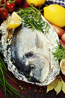 포토 JPG 해외이미지 방울토마토 실내 어류 사람없음 레몬 은박지 해산물 후추 나무탁자 월계수 황새치 해외202004 해외포토 토마토 과일 탁자 내부 수중동물 향신료 파일형식 새치