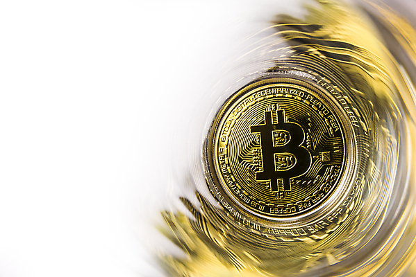 포토 JPG 해외이미지 실내 사람없음 경제 하이앵글 디지털 동전 흰배경 카피스페이스 가상화폐 해외202004 해외202105 해외포토 뷰포인트 백그라운드 돈 내부 공백 흰색 파일형식