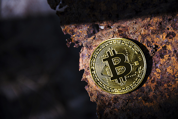 포토 JPG 해외이미지 주간 사람없음 야외 아웃포커스 경제 하이앵글 디지털 동전 철 부식 가상화폐 해외202004 해외202105 해외포토 자연요소 뷰포인트 돈 촬영기법 파일형식