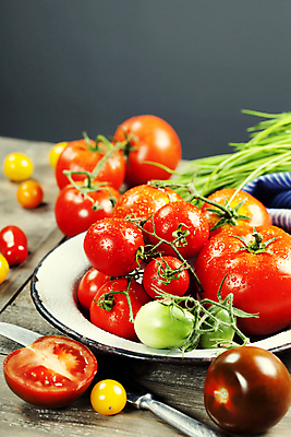 포토 JPG 해외이미지 접시 토마토 방울토마토 실내 사람없음 신선 담기 해외202004 해외포토 식기 채소 모션 내부 파일형식