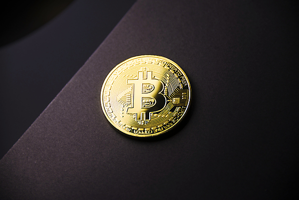 포토 JPG 해외이미지 검은배경 실내 사람없음 경제 디지털 동전 가상화폐 해외202004 해외202105 해외포토 백그라운드 돈 내부 검은색 파일형식