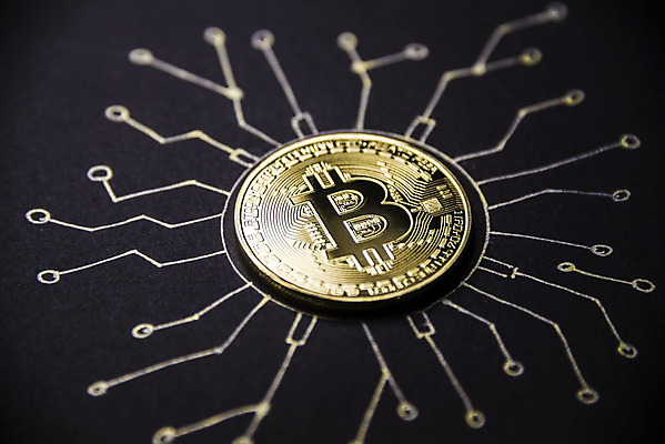 포토 JPG 해외이미지 검은배경 실내 사람없음 경제 디지털 동전 회로판 가상화폐 해외202004 해외202105 해외포토 백그라운드 돈 내부 검은색 파일형식