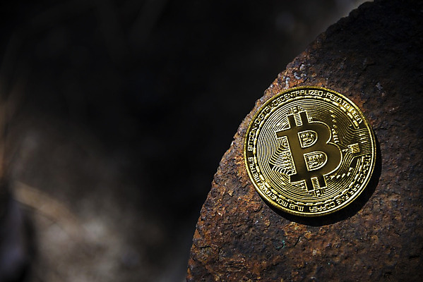 포토 JPG 해외이미지 주간 사람없음 야외 아웃포커스 경제 하이앵글 디지털 동전 철 부식 가상화폐 해외202004 해외202105 해외포토 자연요소 뷰포인트 돈 촬영기법 파일형식